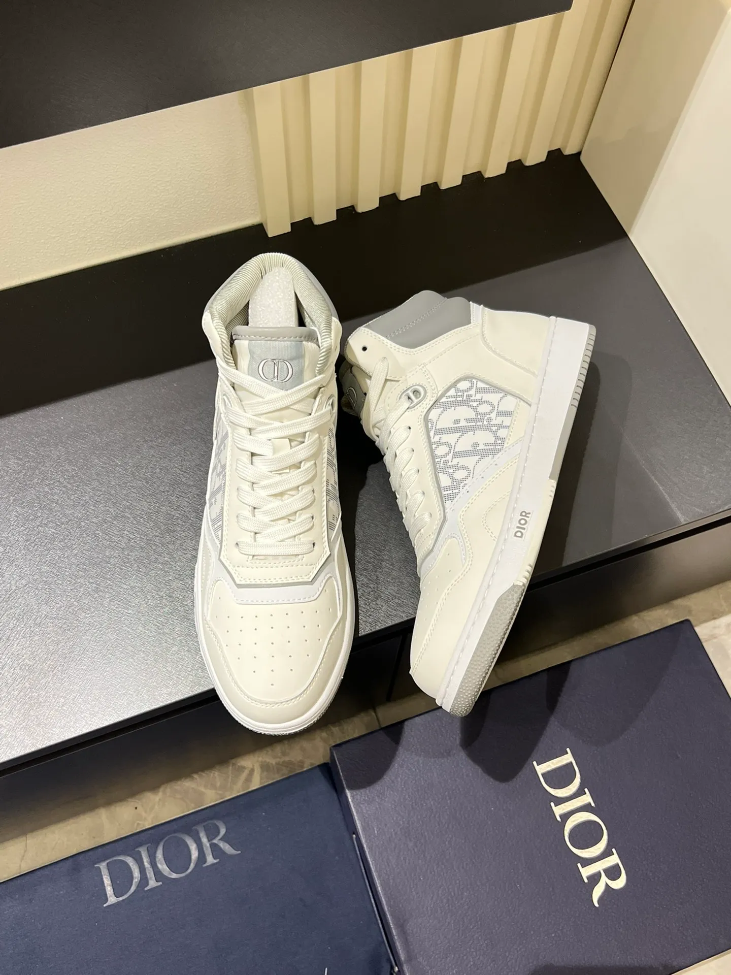 Men's shoes 💰p460 "Dio*" mid-top B27 casual sneakers. This B27 high-top sneaker is a new product in the series and continues Di*r's classic style. Crafted from gray and white smooth calf leather with beige and black Oblique print panels on the sides. The "CD Icon" shaped shoelace eyelets are clever and delicate, and the two-color rubber sole, rear collar and heel are all equipped with the brand's iconic details to enhance the style. Oblique printed straps at the ankle allow for an adjustable fit to complement the overall design. Fashionable and versatile, it can complement any look. Create an exquisite design with unique dynamic vitality and modern atmosphere, presented in low-top and high-top styles. This new must-have shoe adds a new dimension to Dior's archive heritage, embodying modern elegance. Purchase the original version and make it 1:1. If you need top quality, please come to me! Male 38-44!